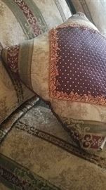 Very nice queen comforter set