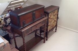 Antique RCA 1930's radio with original speaker at side, and antique sofa table.