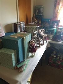 overview of dolls and Christmas 