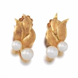 Ladies Italian Gold and Pearl Pair of Ear Clips 