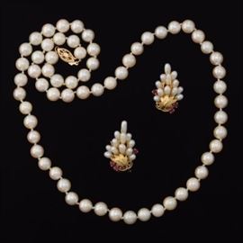 Ladies Pearl Necklace and Pair of Pearl Earrings 