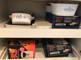 Kitchenware including Vintage Pyrex - Cornflower Pattern