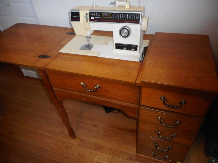 Singer Sewing Machine/Cabinet