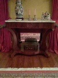 Ca. 1840 Pier Table in mahogany with shaped marble top.