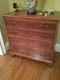 Small chest with 4 Drawers and pull out shelf