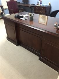 Very nice office desk