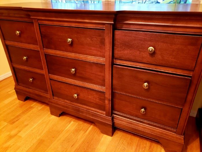 beautiful 9- drawer dresser