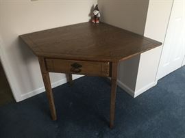 Corner desk $25