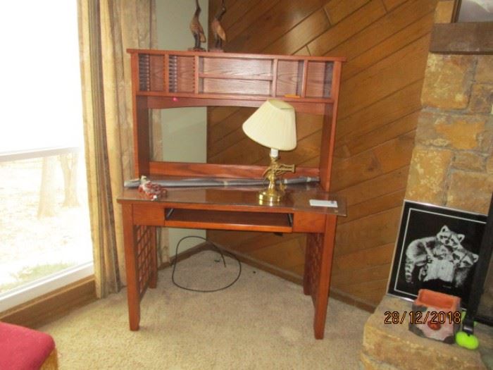COMPUTER DESK WITH DETACHABLE HUTCH