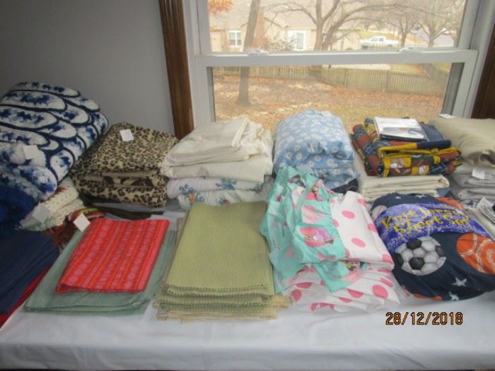 LINENS INCLUDING TABLECLOTHS, PLACEMATS, ETC