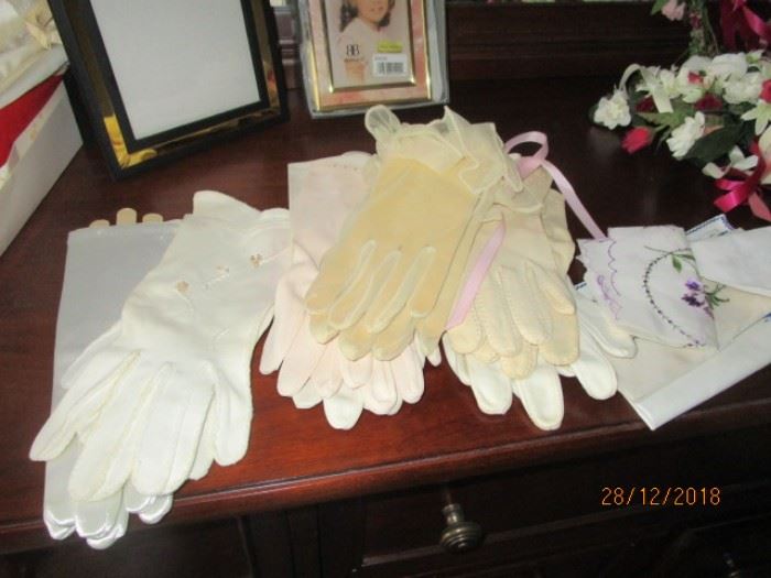 WEDDING ATTENDANTS' GLOVES