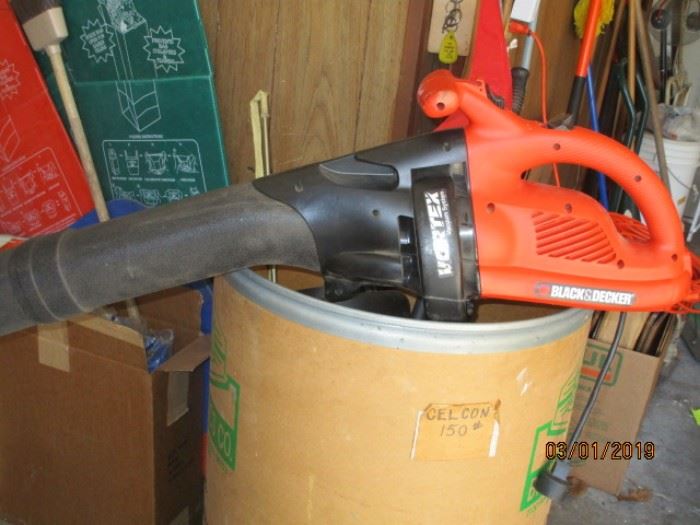 Black and Decker leaf vacuum and mulching system with bags