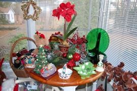 Beautiful Christmas decor; nice round table/chairs