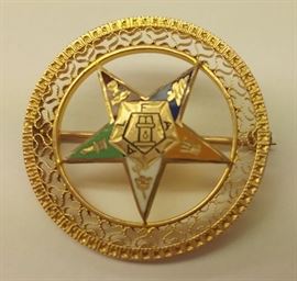 10k yellow gold enameled fraternal circle pin with filigree edge. 7/8" diameter. 2.1 grams