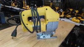 DEWALT 5.5Amp Keyless U Shank Variable Speed Cord ...