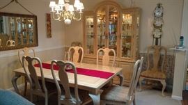 Bernhardt dining table with 2 leaves and 8 side chairs (no arm chairs)