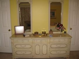 Thomasville dresser and 2 mirrors