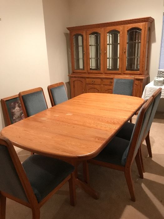 OAK DINING TABLE W/6 CHAIRS