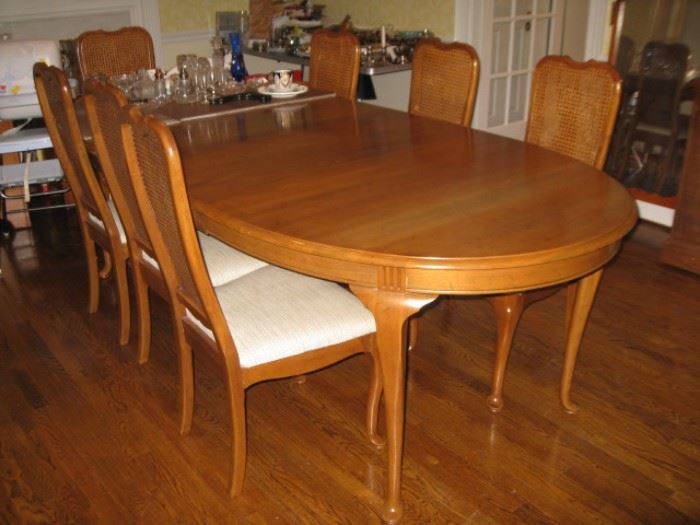 Oval dining table with 8 chairs, 2 leaves, pads