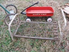 Radio tot wagon, metal doll bed