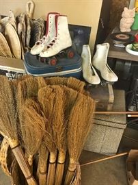 love the rolling ottoman back there