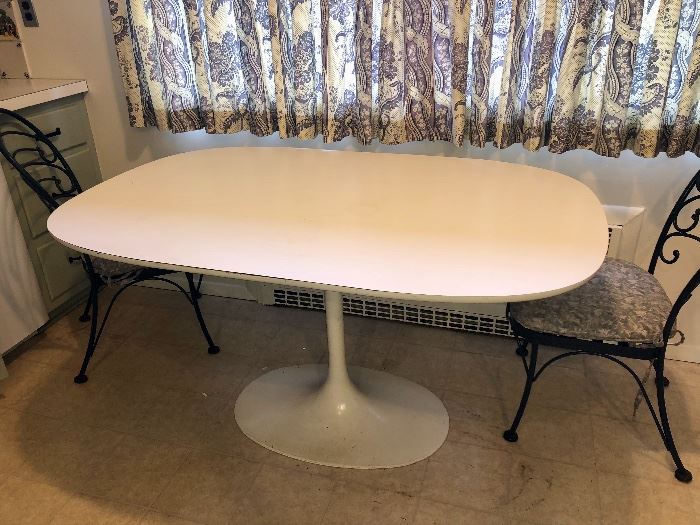 Fab mid-century modern oval table with Tulip Base