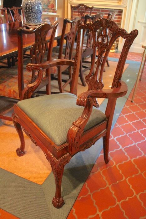 Quality D&D Banded Mahogany Table in Great Condition with 10 Chippendale Chairs, Includes 2 Leaves and Pads