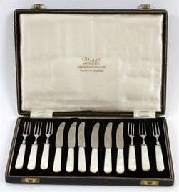LEPPINGTON (CUTLERS) LTD SHEFFIELD, ENGLAND, "CUTLASS" PEARL HANDLE AND STAINLESS DESSERT SET, WITH CASE, 12 PCS + CASE, L 5 1/2" & 6"  Lot 142