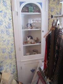 Corner cabinet