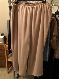 these are the pants that go with the top and Jack it looks like a gown but in realty they are wide pants.