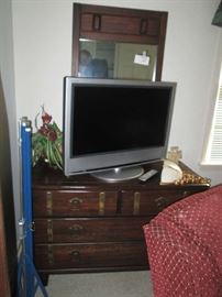 Dresser & flat screen tv