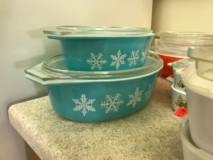2 1/2 quart and 1 1/2 quart Pyrex Snowflake casserole dishes