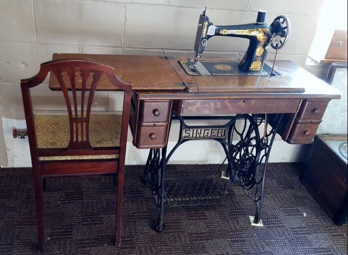 Singer treadle sewing machine w/ key 