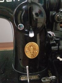 heavy duty singer sewing machine only one previous owner 