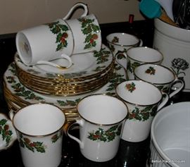 Queens Yuletide Dinnerware