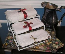 A lot of fine linen, placemats and More