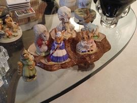 Beswick Beatrix Potter stand and figurins