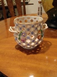 Dresden reticulated pot