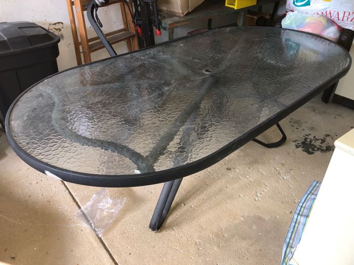Oval patio table