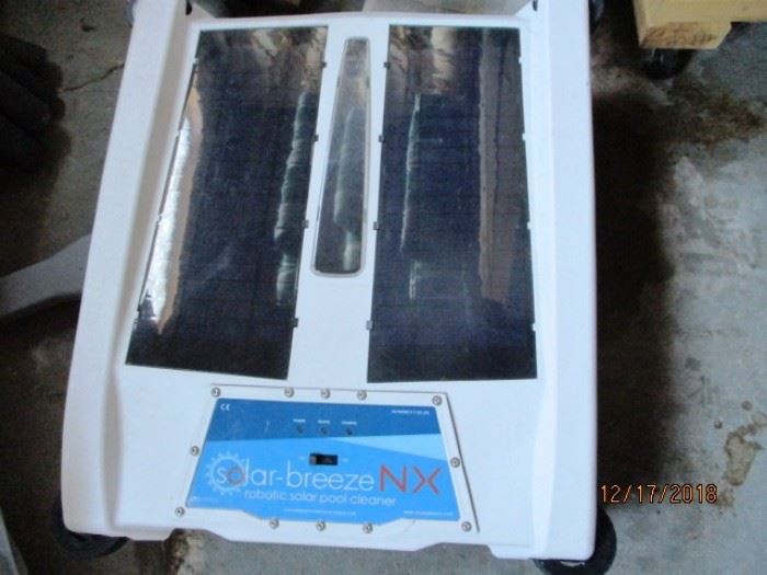 solar power floating pool cleaner working condition