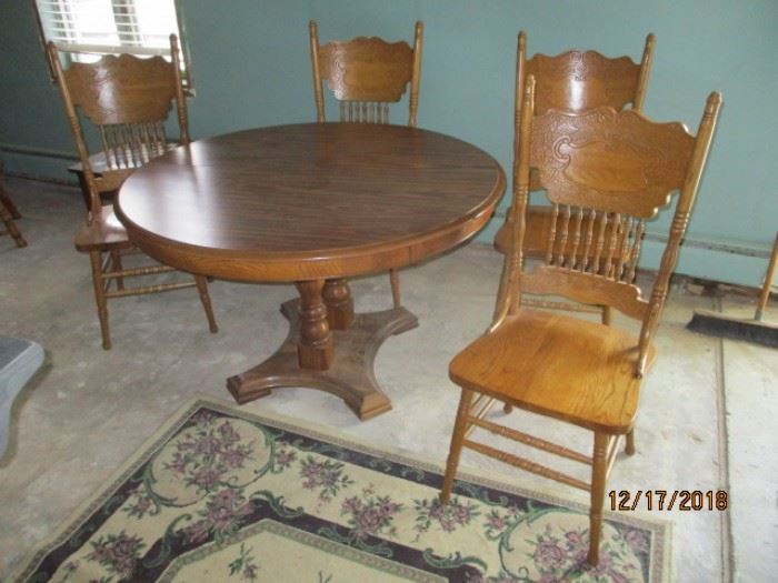 round dining table & chairs