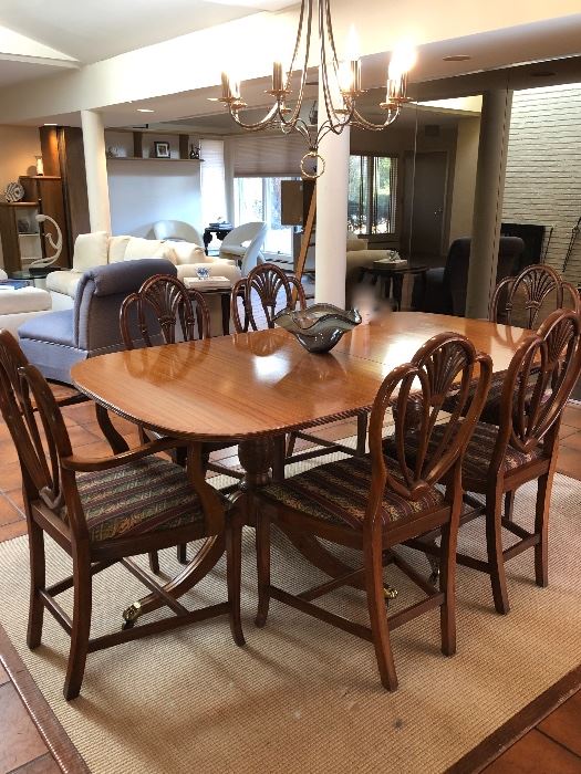 Traditional dining room set with 8 chairs - perfect shape