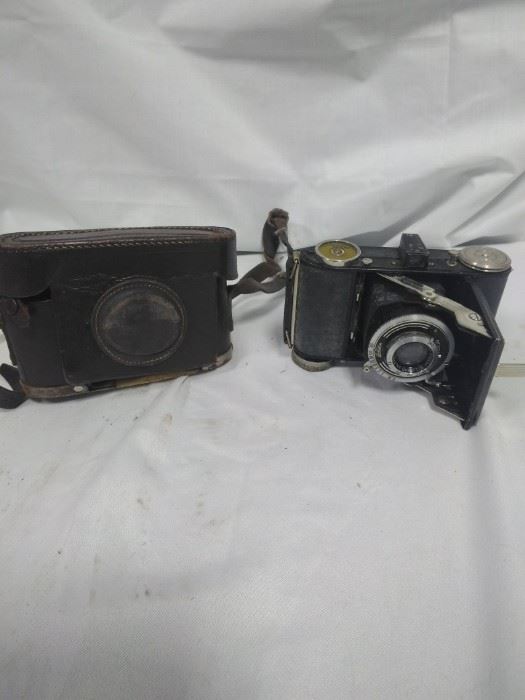 Balda antique camera with case      https://ctbids.com/#!/description/share/84410