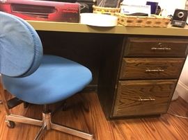 Small Desk w/Chair!