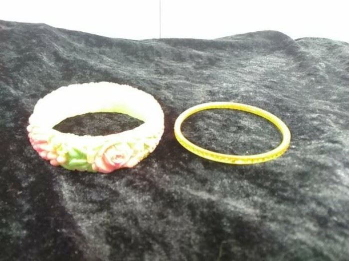 2 Bracelets one bakelite and 1 plastic https://ctbids.com/#!/description/share/86466
