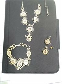 Iridescent stone necklace, bracelet, and earring set              https://ctbids.com/#!/description/share/86493
