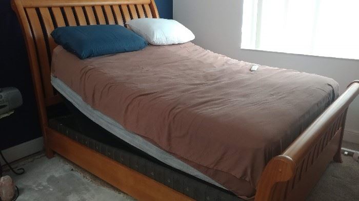 Queen size sleigh bed with lift mattress