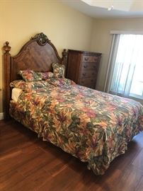 VERY NICE QUEEN BEDROOM SET WITH 2NIGHTSTANDS, DRESSER & MIRROR & DRESSER