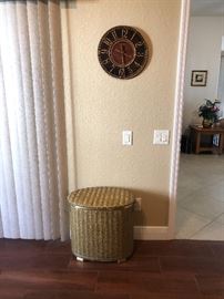 PRETTY HAMPER & CLOCK