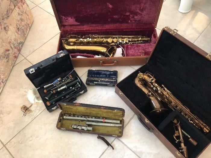 A FANTASTIC COLLECTION OF ANTIQUE/VINTAGE INSTRUMENTS. 2 SAX, FLUTE, CLARINET, AND A PICOLO